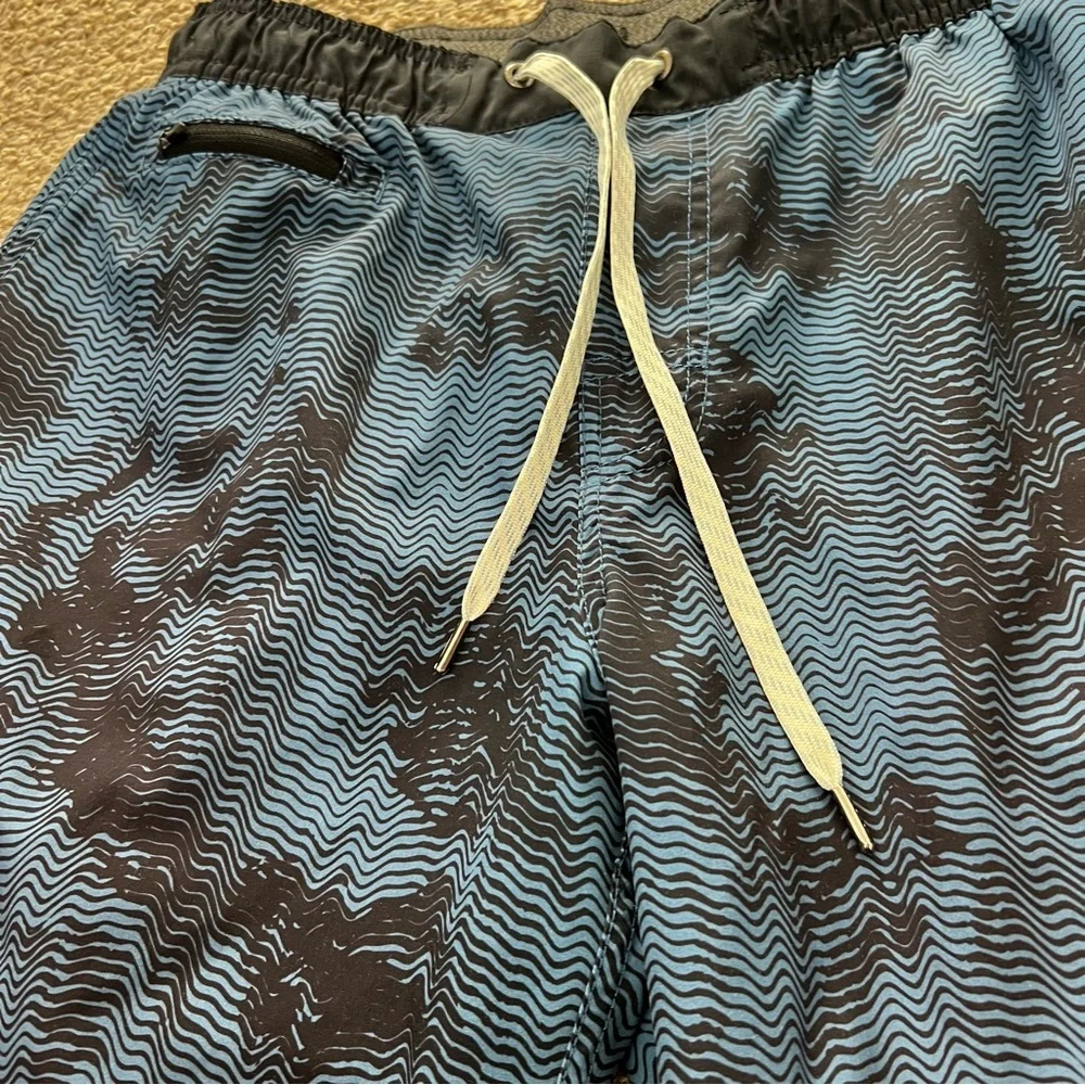 Vuori Blue Shorts with Light Blue Wave Print Size Medium